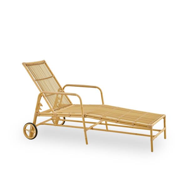 Seitenansicht der Josephine Sonnenliege mit verstellbarer Rückenlehne und Rädern für einfache Mobilität, Aluminiumrahmen in handbemaltem Rattan-Look mit ArtFibre-Umschlingungen.