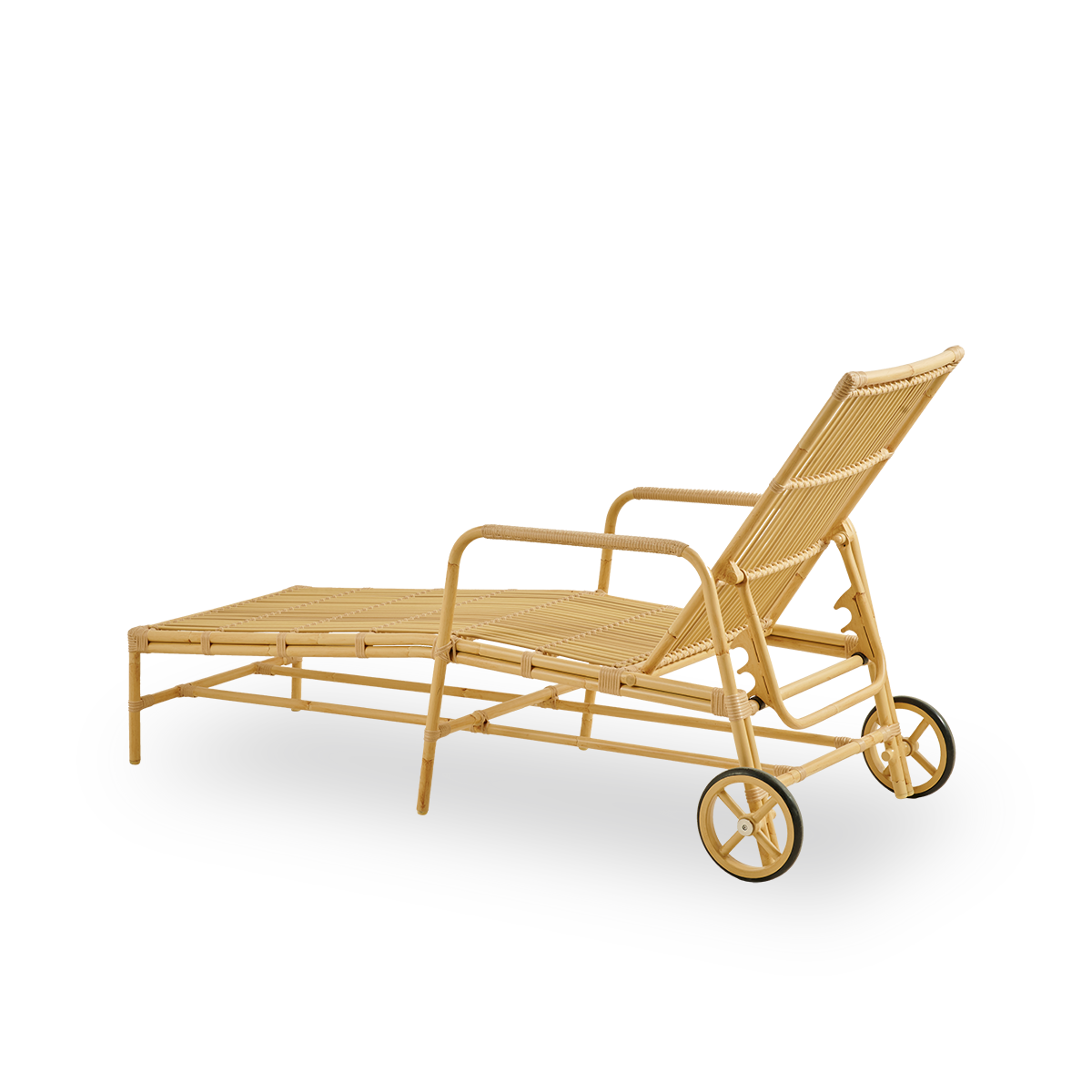 Rückansicht der Josephine-Sonnenliege mit verstellbarer Rückenlehne und Rädern für einfache Beweglichkeit. Aluminiumrahmen in handbemalter Rattanoptik mit ArtFibre-Geflecht.