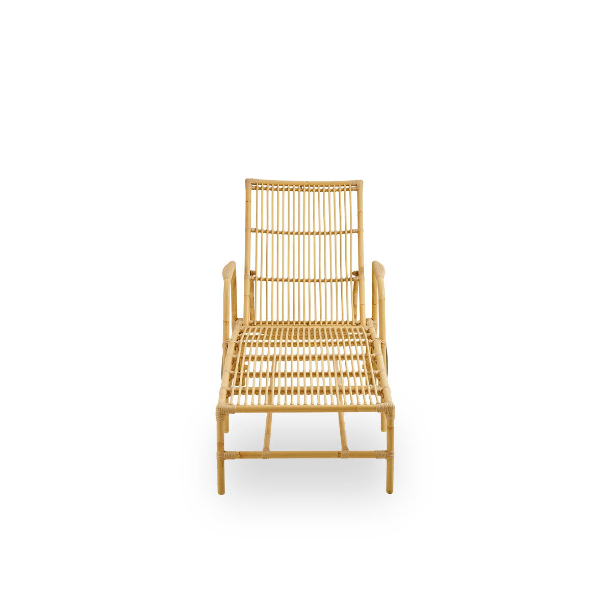 Vorderansicht der Josephine Sonnenliege mit verstellbarer Rückenlehne und Rädern für einfache Beweglichkeit.
Aluminiumrahmen in handbemalter Rattanoptik mit ArtFibre-Umwicklungen.