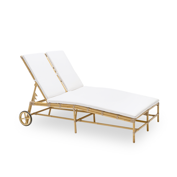 Seitenansicht der Julietta Outdoor-Doppel-Sonnenliege mit Sitzkissen, aus naturfarbenem Aluminium und ArtFibre. Von Sika-Design entworfen und aus wetterfesten Materialien für zwei Personen gefertigt.