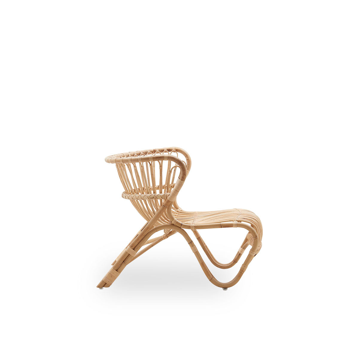 Seitenansicht des Fox Loungechairs in Natur-Rattan, entworfen von Viggo Boesen. Niedriger, geschwungener Rattan-Loungechair, handgefertigt aus hochwertigem indonesischem Rattan.