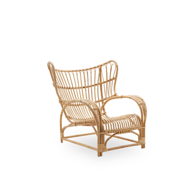Seitenansicht des Teddy Loungestuhls von Viggo Boesen, großer, umschließender Loungesessel inspiriert vom Wing Chair des 19. Jahrhunderts. Handgefertigt aus hochwertigem indonesischem Rattan.