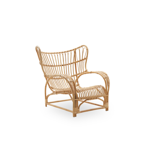 Seitenansicht des Teddy Loungestuhls von Viggo Boesen, großer, umschließender Loungesessel inspiriert vom Wing Chair des 19. Jahrhunderts. Handgefertigt aus hochwertigem indonesischem Rattan.
