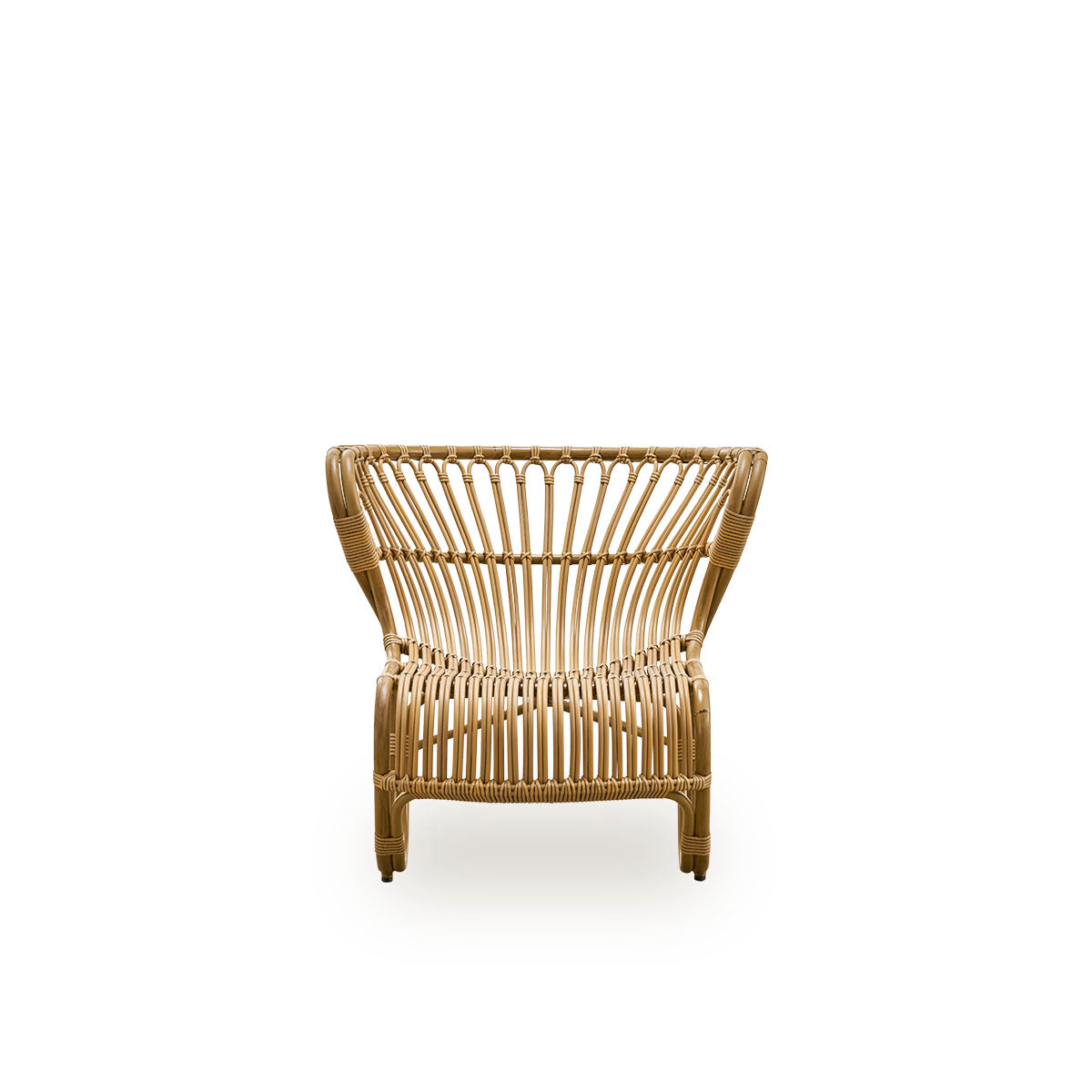 Front view of the Fox Exterior lounge chair in antique brown rattan look, award-winning design by Viggo Boesen.
Low, curvy lounge chair with a hand-bent aluminium frame and ArtFibre windings.