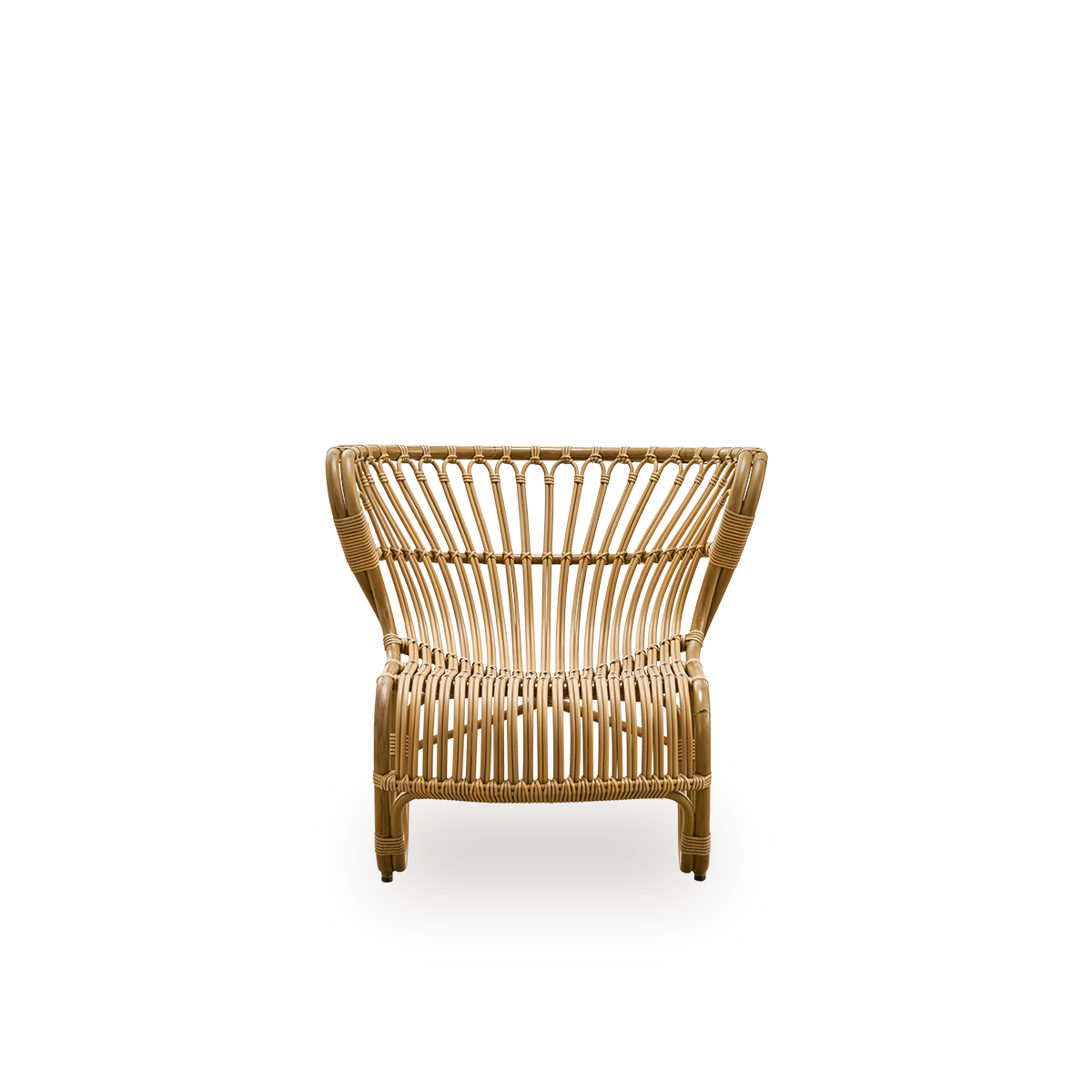 Vorderansicht des Fox Exterior Loungesessels in Rattan-Optik in der Farbe Antique Brown, preisgekröntes Design von Viggo Boesen.
Niedriger, geschwungener Loungesessel mit handgebogenem Aluminiumrahmen und ArtFibre-Umwicklungen.