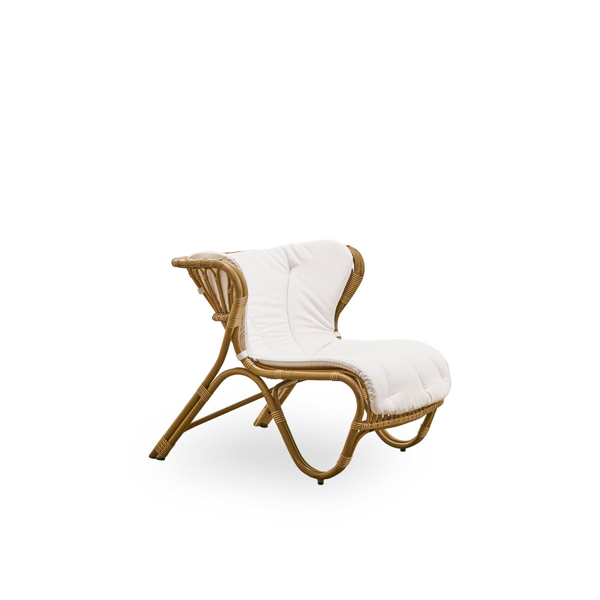 Side view of Fox Exterior lounge chair in antique brown rattan look, award-winning design by Viggo Boesen, low curvy lounge chair with hand-bent aluminium frame and ArtFibre windings.