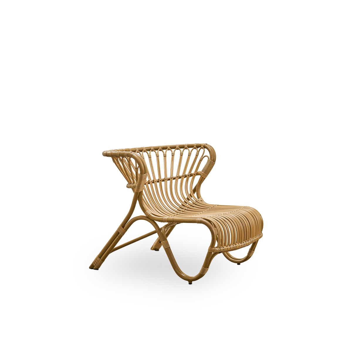 Vista lateral de la silla lounge exterior Fox en acabado rattan marrón antiguo, diseño galardonado de Viggo Boesen. Silla lounge baja y curvada con estructura de aluminio doblada a mano y trenzado de ArtFibre.