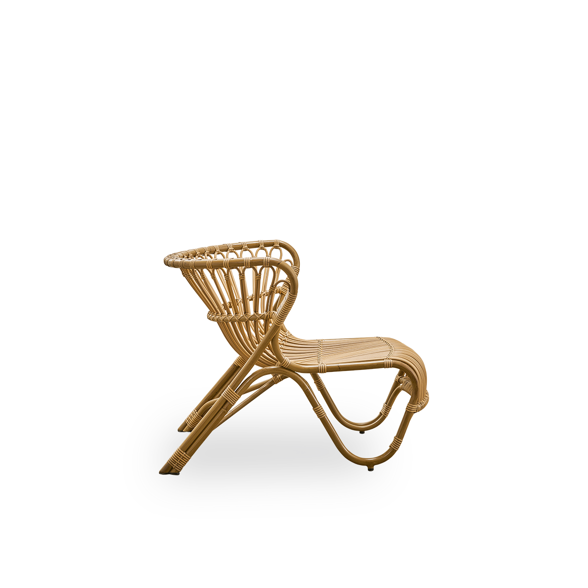 Seitenansicht des Fox Exterior Loungechairs in antikbrauner Rattan-Optik, preisgekröntes Design von Viggo Boesen. Niedriger, geschwungener Loungechair mit handgebogenem Aluminiumrahmen und ArtFibre-Geflecht.