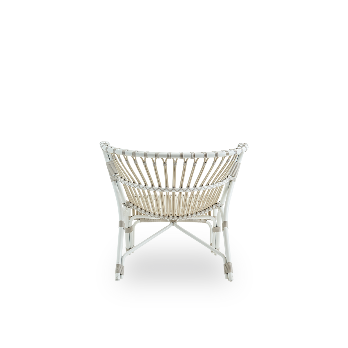 Rückansicht des Fox-Außen-Loungesessels in der Farbe Taubenweiß, preisgekröntes Design von Viggo Boesen. Niedriger, geschwungener Loungesessel mit handgebogenem Aluminiumrahmen und geflochtenen ArtFibre-Details.