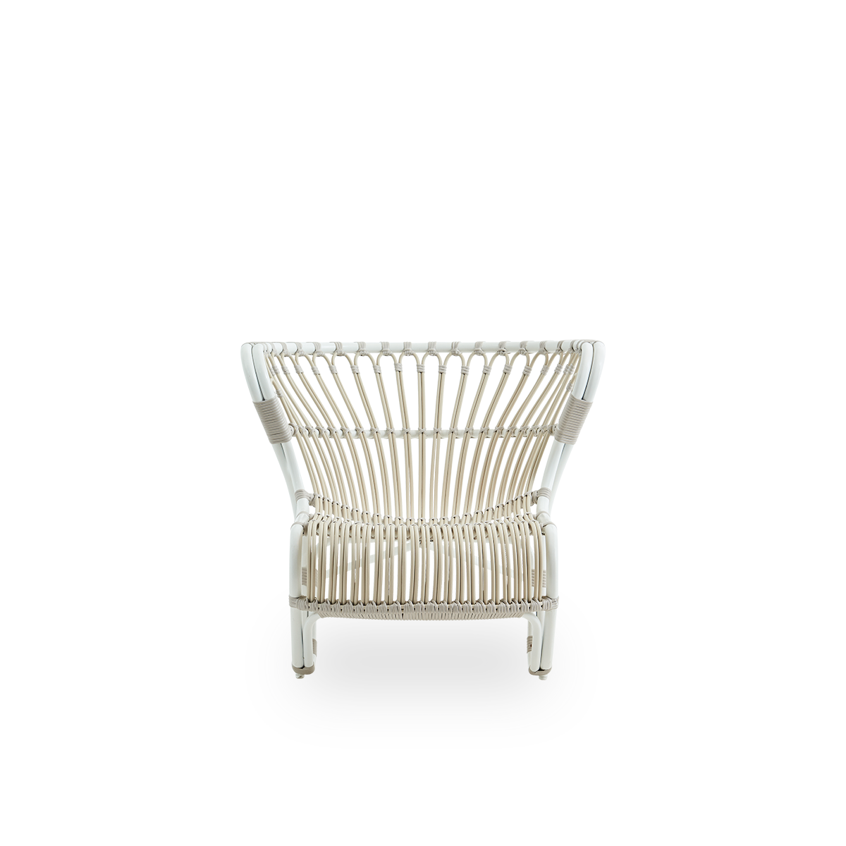 Seitenansicht des Fox Exterior Loungesessels in der Farbe Taubenweiß, preisgekröntes Design von Viggo Boesen.
Niedriger, geschwungener Loungesessel mit handgebogenem Aluminiumrahmen und ArtFibre-Geflecht.