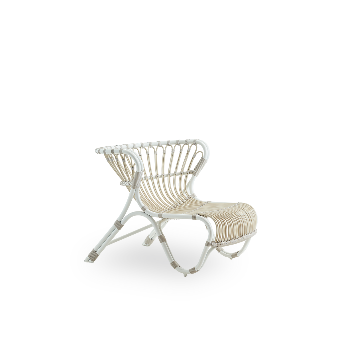 Seitenansicht des Fox Exterior Lounge-Stuhls in Dove White, preisgekröntes Design von Viggo Boesen. Niedriger, geschwungener Lounge-Stuhl mit handgebogenem Aluminiumrahmen und ArtFibre-Flechtungen.