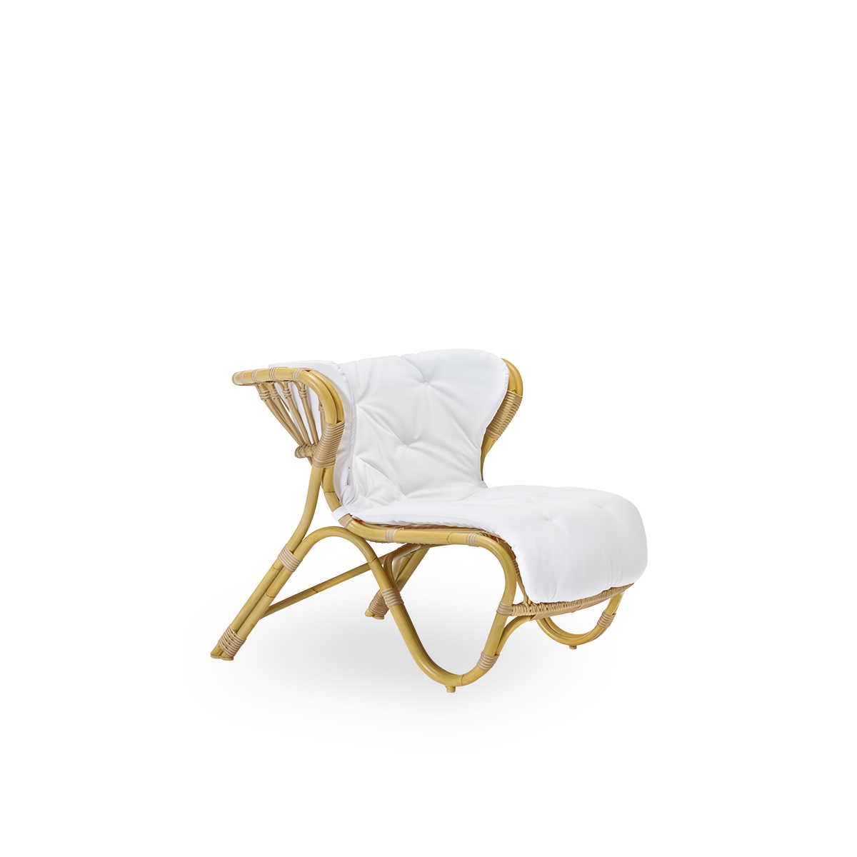 Seitenansicht des Fox Exterior Lounge-Stuhls im natürlichen Rattan-Look, preisgekröntes Design von Viggo Boesen. Niedriger, geschwungener Lounge-Stuhl mit handgebogenem Aluminiumrahmen und ArtFibre-Flechtungen.