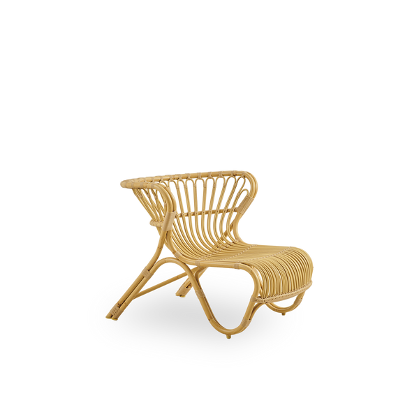 Seitenansicht des Fox Exterior Lounge-Stuhls im natürlichen Rattan-Look, preisgekröntes Design von Viggo Boesen. Niedriger, geschwungener Lounge-Stuhl mit handgebogenem Aluminiumrahmen und ArtFibre-Flechtungen.