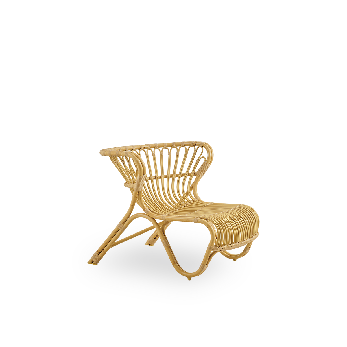 Seitenansicht des Fox Exterior Lounge-Stuhls im natürlichen Rattan-Look, preisgekröntes Design von Viggo Boesen. Niedriger, geschwungener Lounge-Stuhl mit handgebogenem Aluminiumrahmen und ArtFibre-Flechtungen.