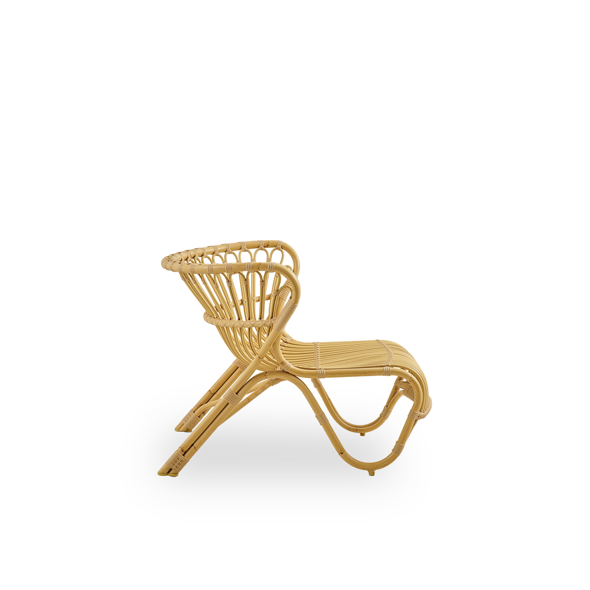 Seitenansicht des Fox Exterior Loungechairs in natürlicher Rattan-Optik, preisgekröntes Design von Viggo Boesen. Niedriger, geschwungener Loungechair mit handgebogenem Aluminiumrahmen und ArtFibre-Geflecht.