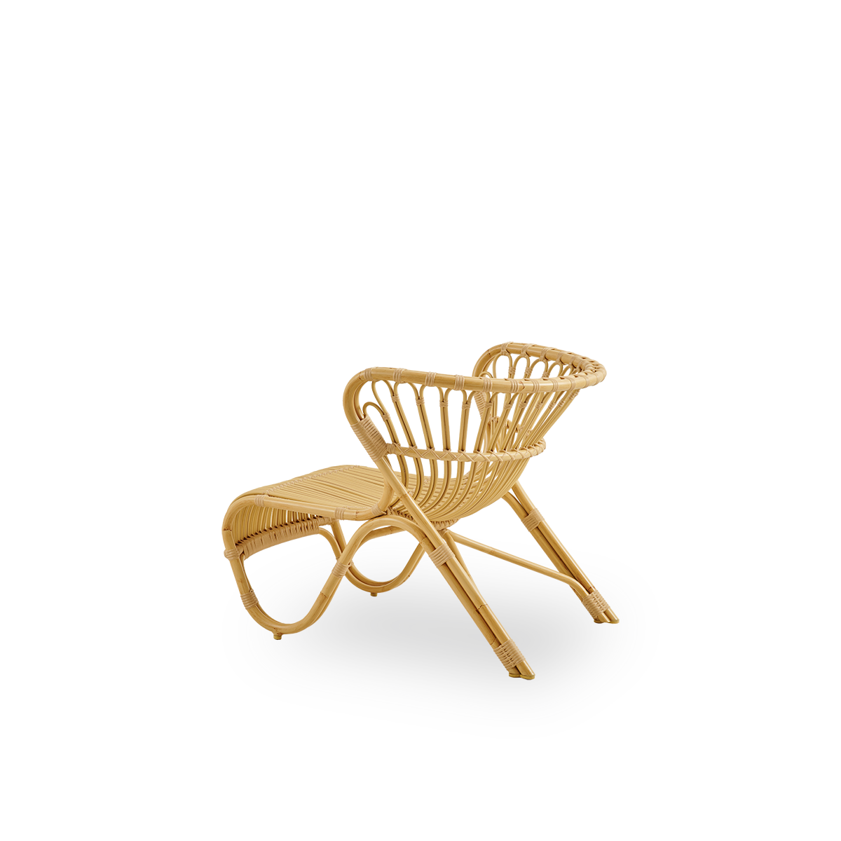 Rückansicht des Fox-Außen-Loungesessels in natürlicher Rattanoptik, preisgekröntes Design von Viggo Boesen. Niedriger, geschwungener Loungesessel mit handgebogenem Aluminiumrahmen und geflochtenen ArtFibre-Details.