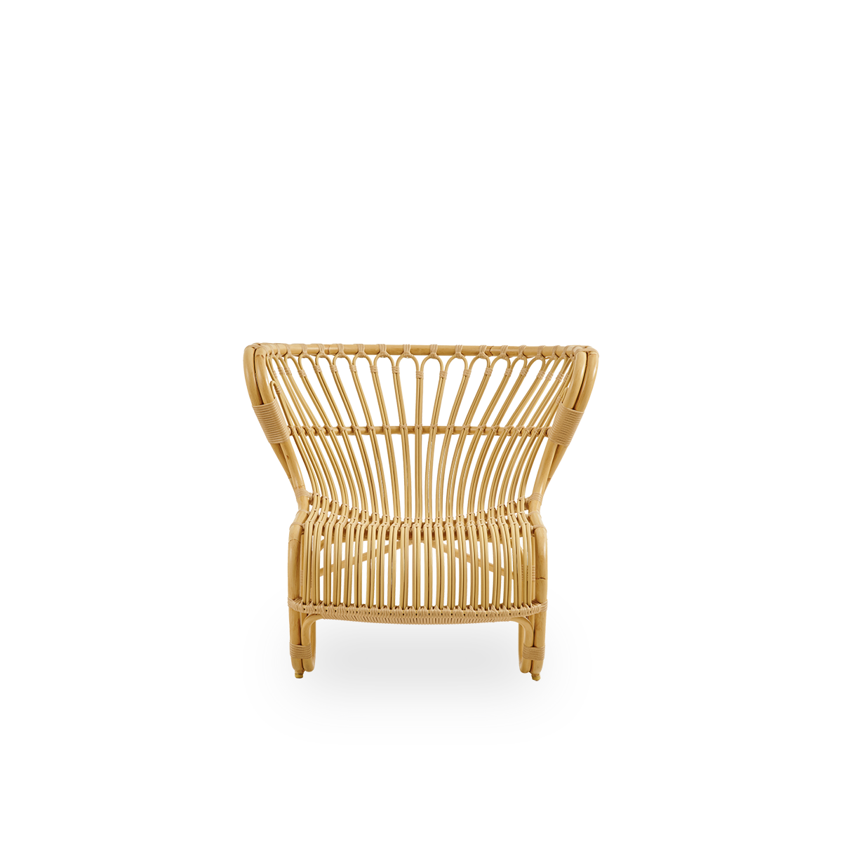 Vorderansicht des Fox Exterior Loungesessels in Rattan-Optik, preisgekröntes Design von Viggo Boesen.
Niedriger, geschwungener Loungesessel mit handgebogenem Aluminiumrahmen und ArtFibre-Umwicklungen.