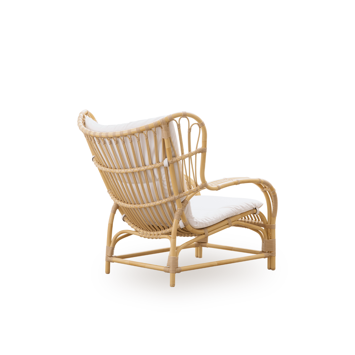Rückansicht des Teddy Exterior Loungestuhls, entworfen von Viggo Boesen.
Großer, einladender Loungesessel aus Aluminiumrahmen in Rattanoptik mit ArtFibre-Umwicklung.
