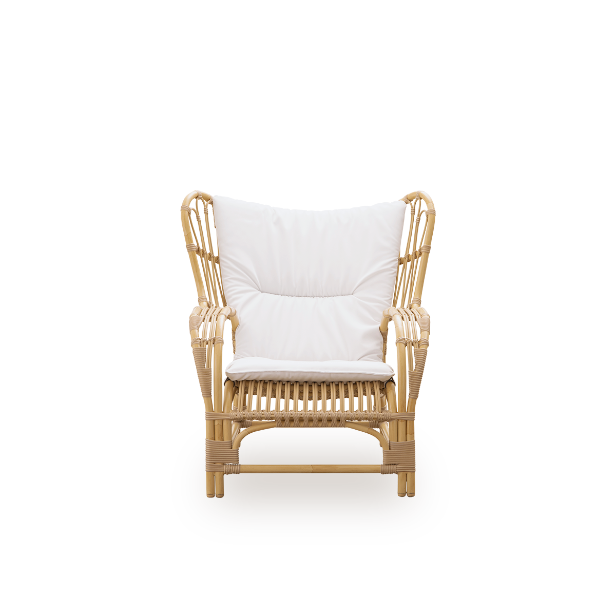 Frontansicht des Teddy Exterior Loungesessels, entworfen von Viggo Boesen.
Großer, einladender Loungesessel aus Aluminiumrahmen in Rattanoptik mit ArtFibre-Bindungen.