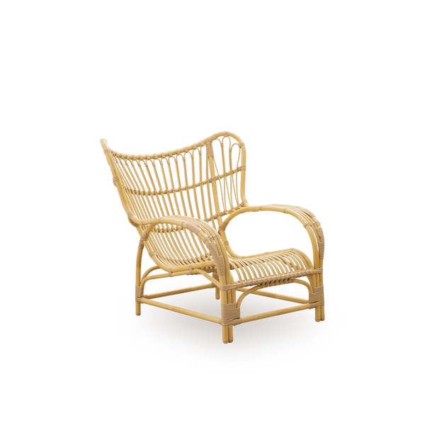 Seitenansicht des Teddy Exterior Loungestuhls, entworfen von Viggo Boesen. Großer, umschließender Loungesessel aus Aluminiumrahmen in Rattan-Optik mit ArtFibre-Umwicklungen.