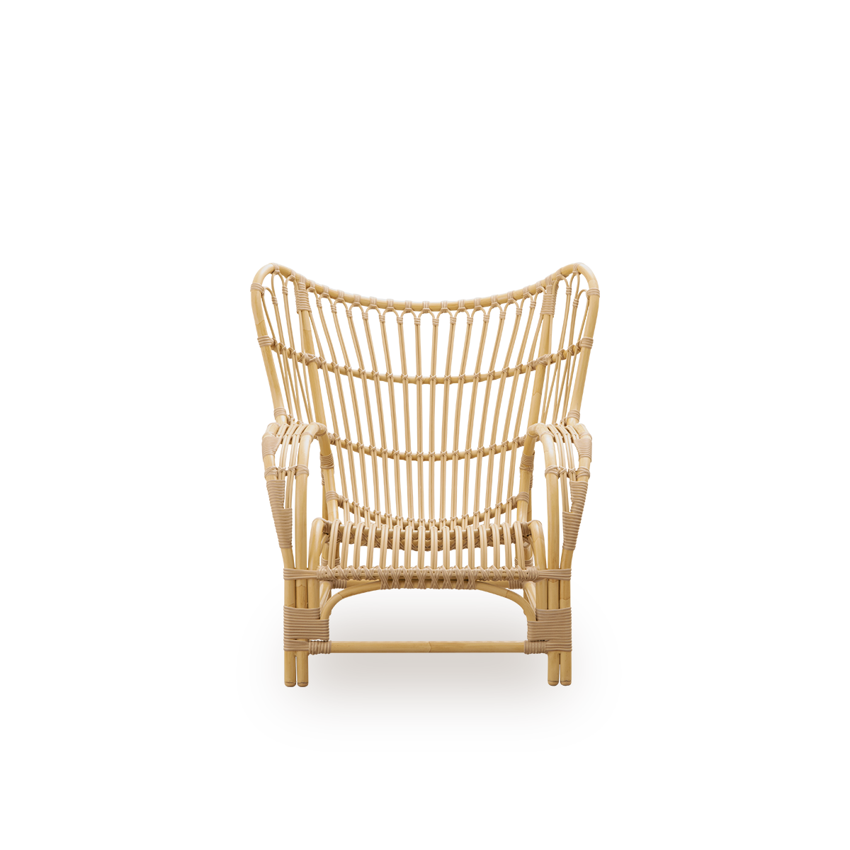Frontansicht des Teddy Exterior Loungesessels, entworfen von Viggo Boesen.
Großer, einladender Loungesessel aus Aluminiumrahmen in Rattanoptik mit ArtFibre-Bindungen.
