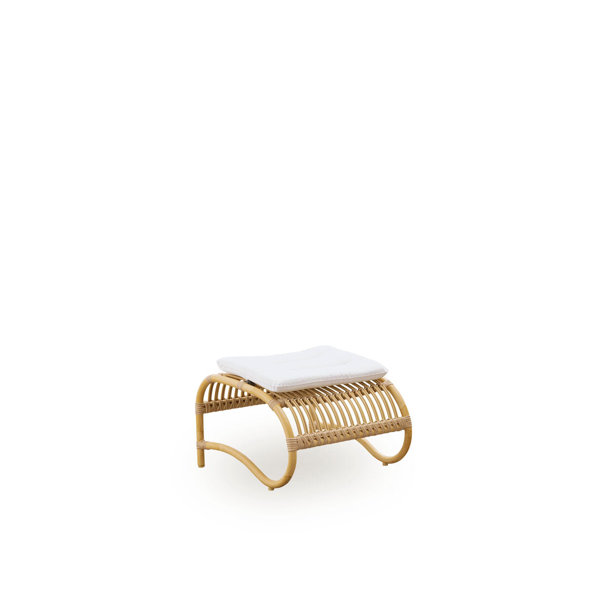 Seitenansicht des Teddy Exterior Fußhockers, entworfen von Viggo Boesen. Aluminiumrahmen in Rattan-Optik mit ArtFibre-Umwicklungen.