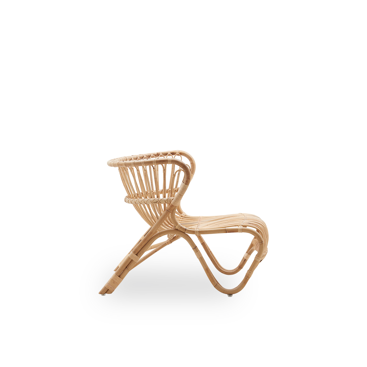 Seitenansicht des Fox Loungechairs in Natur-Rattan, entworfen von Viggo Boesen. Niedriger, geschwungener Rattan-Loungechair, handgefertigt aus hochwertigem indonesischem Rattan.