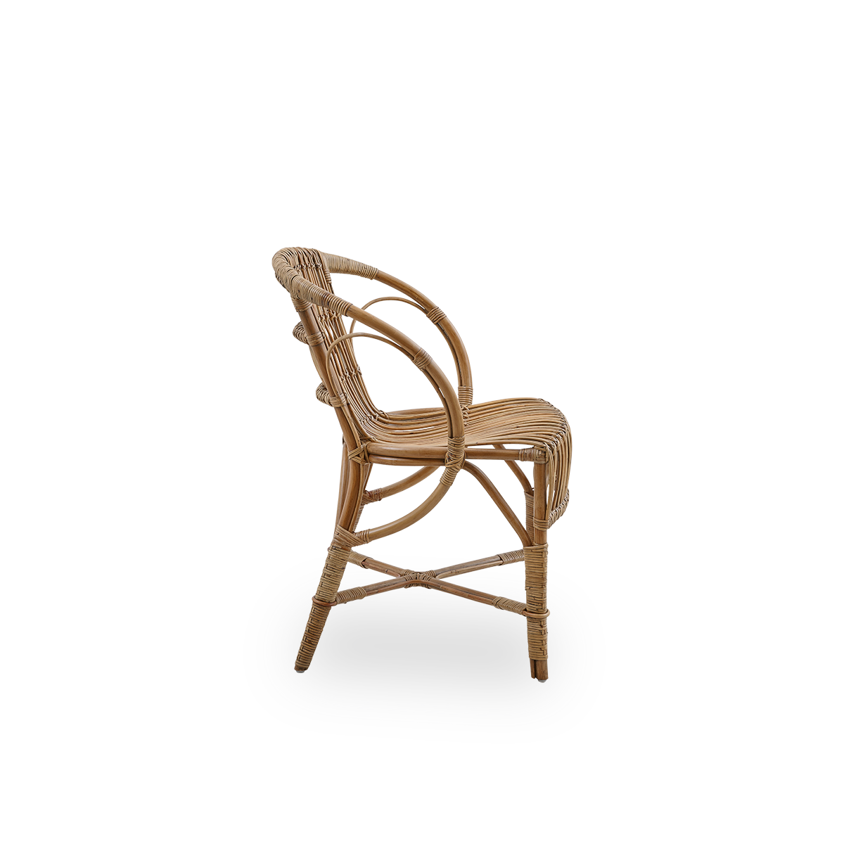 Seitenansicht des Robert Essstuhls in Antikbraun, entworfen von Robert W. Eleganter Rattanstuhl, handgefertigt aus hochwertigem indonesischem Rattan.