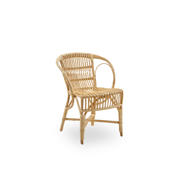 Seitenansicht des Robert Essstuhls in Naturfarbe, entworfen von Robert W. Eleganter Korbstuhl, handgefertigt aus hochwertigem indonesischem Rattan.