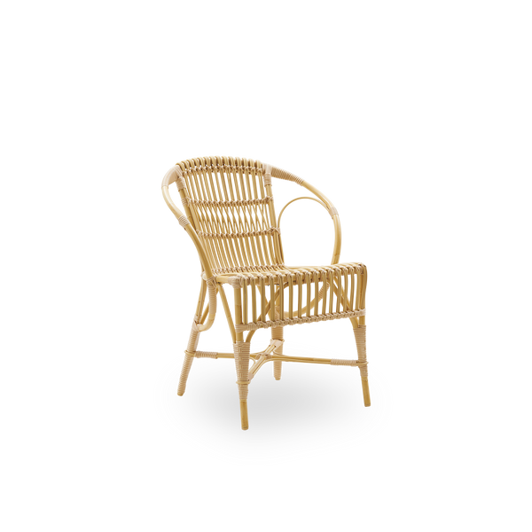 Seitenansicht des Robert Exterior Loungesessels, entworfen von Robert W. Aluminiumrahmen im Rattan-Look mit ArtFibre-Umschlingungen und detailliert geflochtenem Sitz und Rückenlehne.
