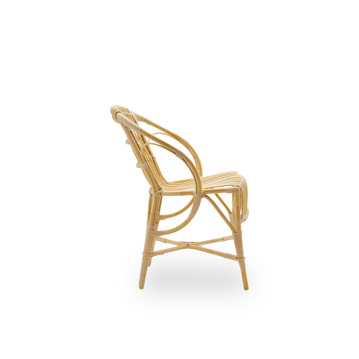 Seitenansicht des Robert Exterior Lounge Chairs, entworfen von Robert W. Aluminiumrahmen im Rattan-Look mit ArtFibre-Geflecht und detailliert geflochtenem Sitz und Rückenlehne.