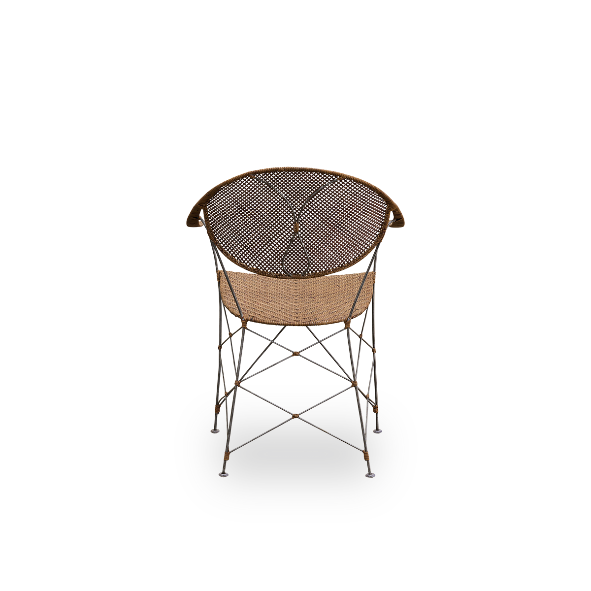 Rückansicht des Funky-Essstuhls, entworfen von Yuzuru Yamakawa. Der Stuhl hat einen Stahlrahmen mit handgeflochtenem Sitz und Rückenlehne aus hochwertigem indonesischem Rattan in der Farbe Haselnuss.