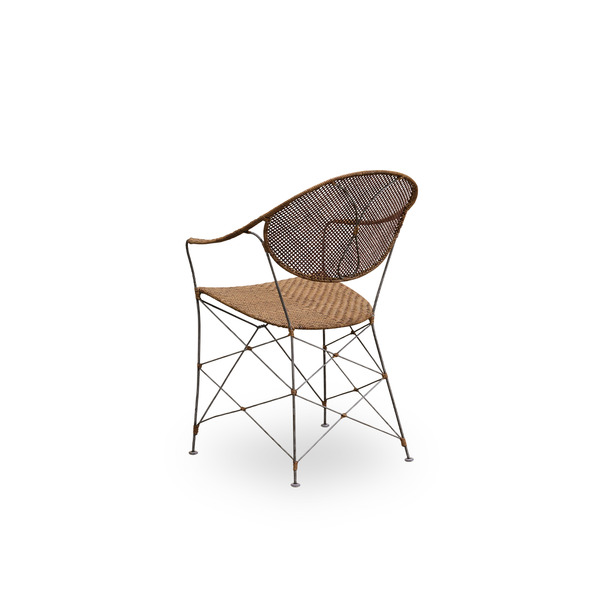 Rückansicht des Funky Esszimmerstuhls, entworfen von Yuzuru Yamakawa.
Der Stuhl hat ein Stahlgestell mit handgeflochtener Sitzfläche und Rückenlehne aus hochwertigem indonesischem Rattan in Haselnussfarbe.