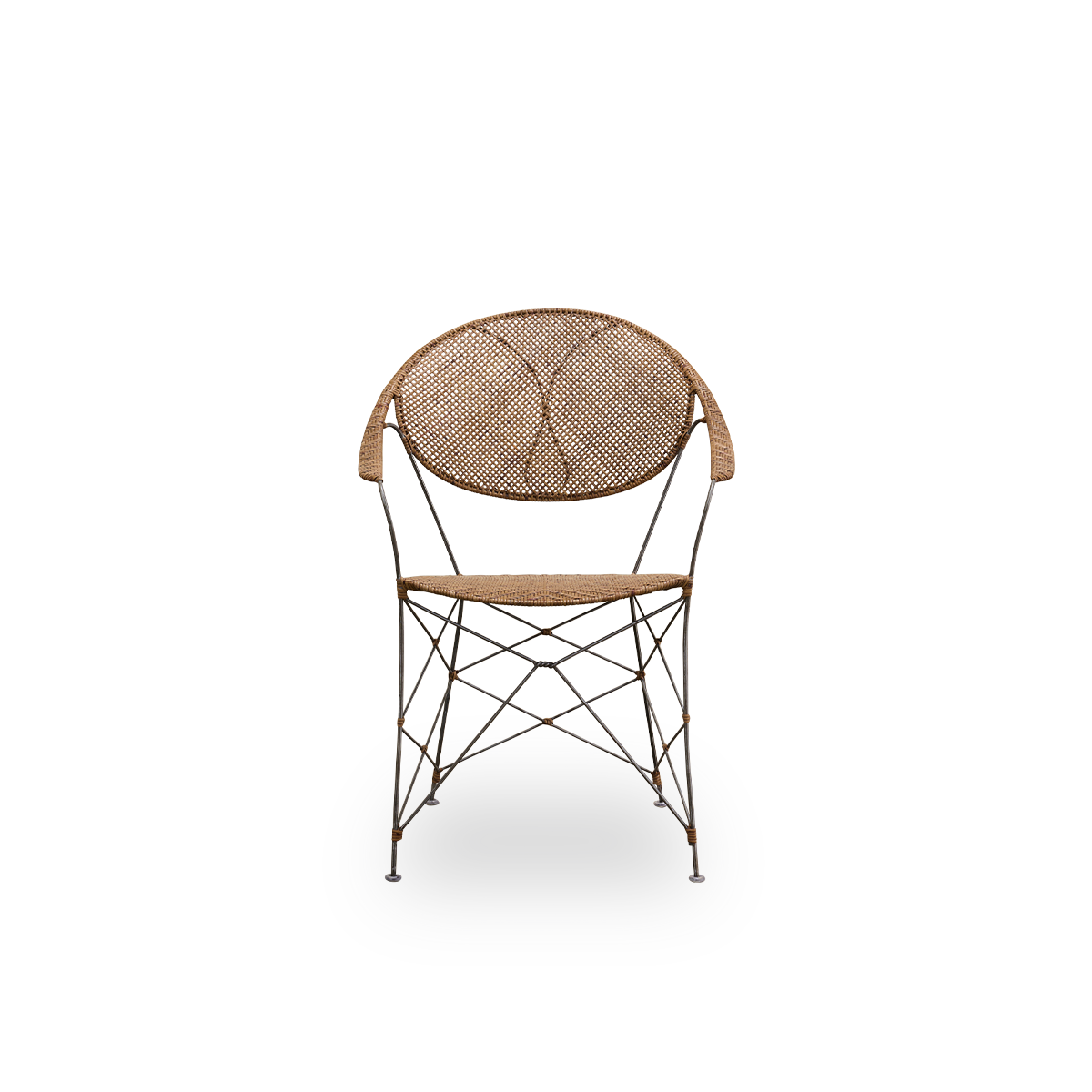 Vorderansicht des Funky Esszimmerstuhls, entworfen von Yuzuru Yamakawa.
Der Stuhl hat ein Stahlgestell mit handgeflochtener Sitzfläche und Rückenlehne aus hochwertigem indonesischem Rattan in Haselnussfarbe.