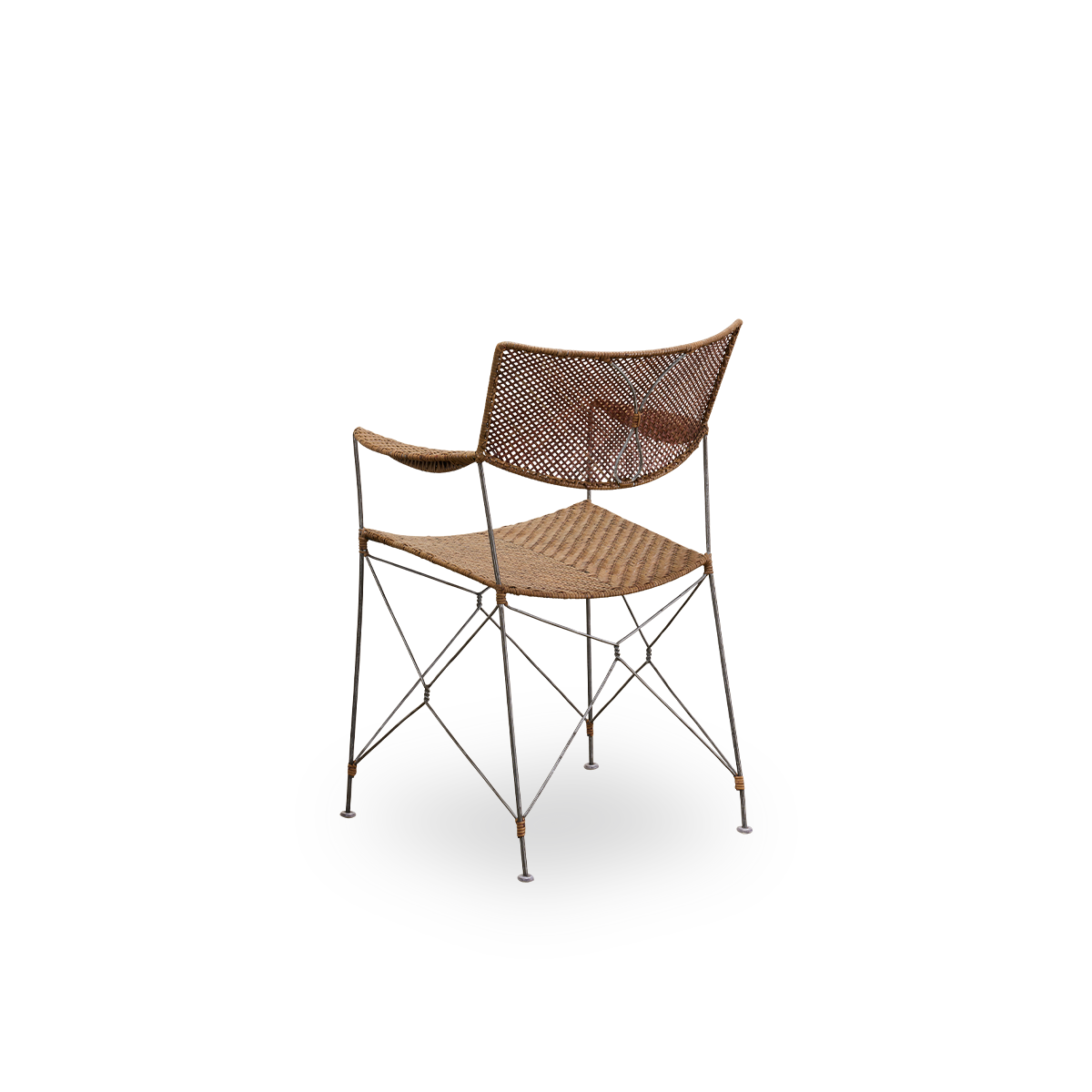 Rückansicht des Rap Esszimmerstuhls, entworfen von Yuzuru Yamakawa.
Stahlrahmen mit handgeflochtenem Sitz und Rückenlehne aus indonesischem Rattan. Leichter Stuhl, der japanisches Design mit traditionellem indonesischem Handwerk verbindet.