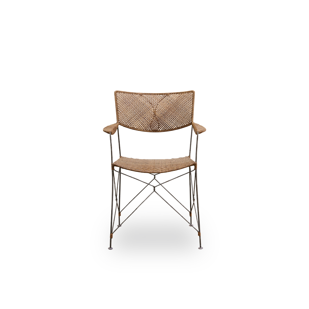 Vorderansicht des Rap Essstuhls, entworfen von Yuzuru Yamakawa.
Stahlrahmen mit handgewebtem Sitz und Rückenlehne aus indonesischem Rattan. Leichter Stuhl, der japanisches Design mit traditionellem indonesischem Handwerk verbindet.