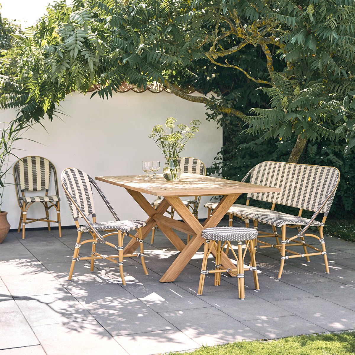 Simone Exterior Hocker